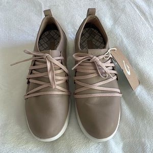 Olukai women’s Malua Li. Warm Taupe/off white. Size 8.